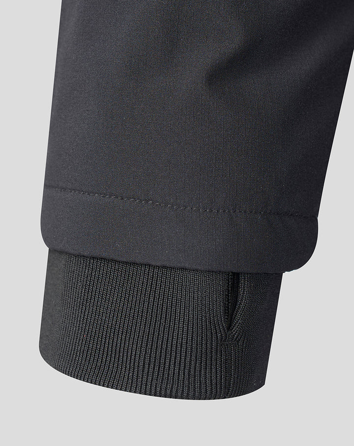 Cuffed sleeve bottom of the black Saracens training jacket with a ribbed knit cuff