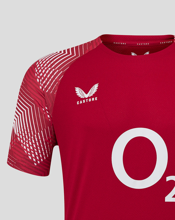 Close up of the upper front of the red England Rugby jersey showing the Rose crest on the left chest and the large O2 sponsor.